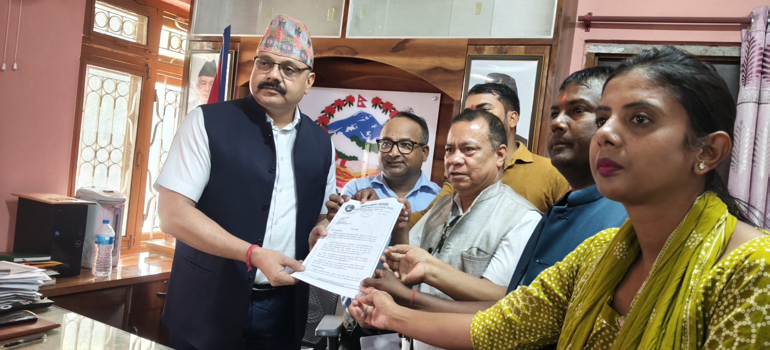 सरकारी विज्ञापनमा विभेदको विरोध: पत्रकार महासंघ बाराद्वारा प्रधानमन्त्रीलाई ज्ञापनपत्र