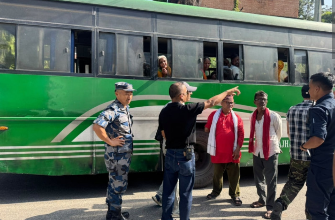 सरकारसँग १४ बुँदे सहमति भएसँगै काठमाडौँमा धर्ना दिइरहेका लघुवित्त ऋणीहरू आज सरकारकै विशेष बस व्यवस्थापनमा आ-आफ्नो घर फर्किएका छन्।