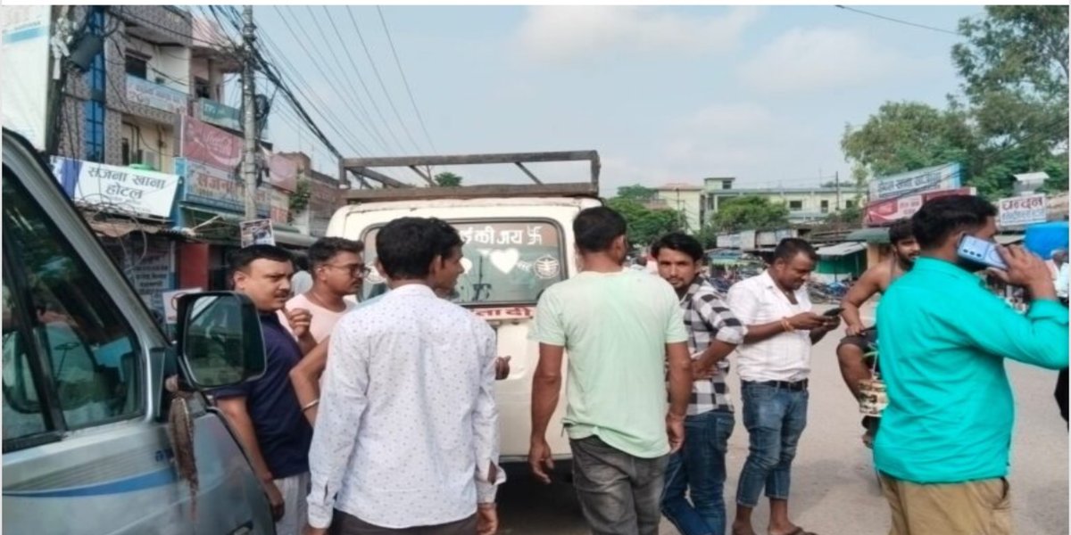 कलैयामा ई-रिक्साको अव्यवस्थित सञ्चालनविरुद्ध  यातायात व्यवसायीको प्रदर्शन