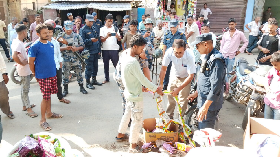 कलैया बजारमा छड्के अनुगमन: दुई पसललाई १५ हजार रुपैयाँ जरिवाना, म्याद गुज्रिएका सामग्री नष्ट